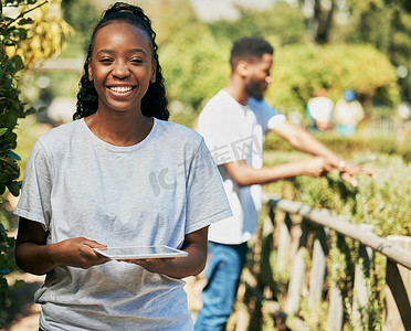 黑人妇女、平板电脑和肖像为农业、农业或园艺微笑，以实现可持续发展。