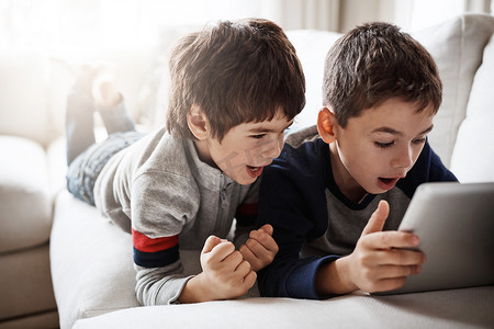 儿童、电影和平板电脑流式传输，用于在家中玩电子竞技游戏、游戏绑定或社交媒体。
