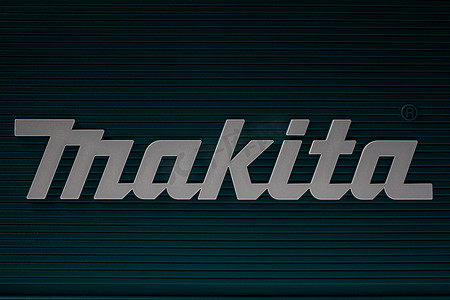 田字摄影照片_绿色背景上的 Makita 字照片。