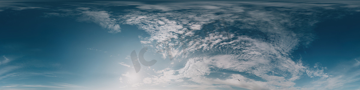 带卷云的霓虹绿色天空全景，用于 3D 设计和天空更换的无缝 hdr 360 全景