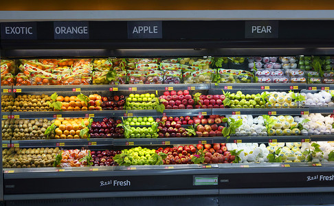 2023 年 3 月 25 日。超市货架上的新鲜水果和蔬菜。