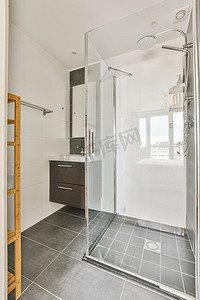浴室玻璃摄影照片_带玻璃淋浴间和水槽的浴室