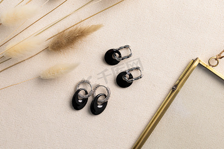 银耳环摄影照片_优雅的珠宝套装，镶有宝石的银耳环。