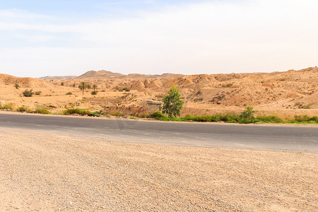 下午在撒哈拉沙漠的道路。