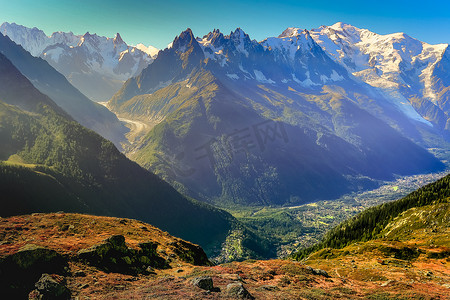 罗夏摄影照片_勃朗峰地块田园诗般的高山风景乡村，夏蒙尼，法国阿尔卑斯山