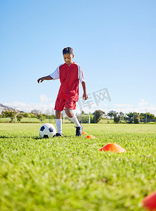 足球女童、草地和健身训练、运动或与人才发展、控制或速度的平衡。