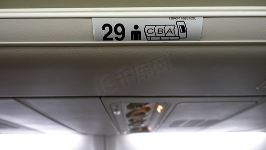 指示飞机座位的标志。