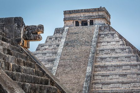 墨西哥尤卡坦半岛日出时的玛雅奇琴伊察金字塔和平台