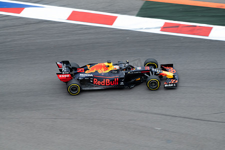 俄罗斯索契 — 2019 年 9 月 29 日：来自 Red Bull F1 赛车队的 Max Verstappen 参加了 2019 年俄罗斯一级方程式大奖赛