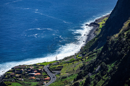 沿着陡峭的悬崖边俯瞰大海的蜿蜒道路的美景