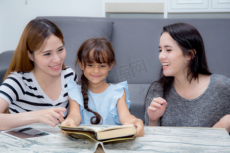 幸福的家庭母亲、阿姨、朋友和女儿教读 a b