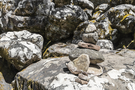为徒步旅行者提供指南的堆积如山的石头 桌山国家公园。