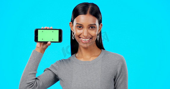 女人，快乐和电话绿屏样机微笑着广告网站空间。