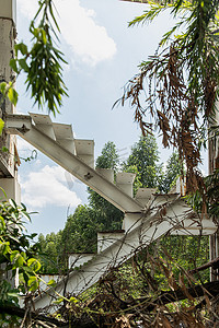 白铁楼梯或白钢楼梯，废弃建筑废墟中的白金属楼梯随着时间的推移以及结构元素和废墟的可见部分而恶化。