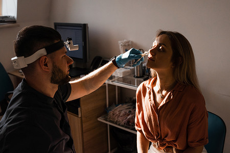 妇女鼻子鼻镜检查。