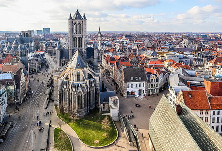 比利时根特 - 2023 年 3 月 4 日：从贝尔福塔与根特圣尼古拉斯教堂的景色