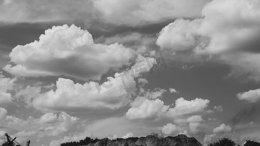 大气工业摄影照片_天空在阴沉的云彩中，以雨云为背景的山脉，工业和向空气中排放污垢，特写，气候在变化，全景。