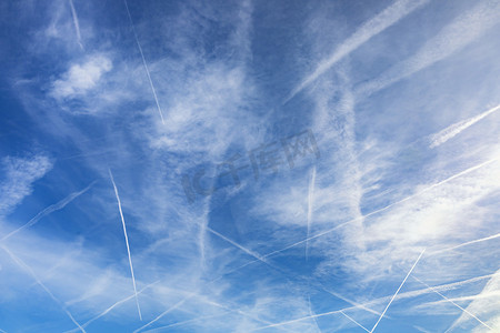 政府蓝背景摄影照片_蓝天上的化学痕迹