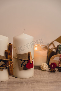 带有降临节日历的蜡烛 传统燃烧的圣诞蜡蜡烛，带有圣诞节倒计时数字。