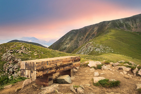在阿拉木图山脉的富尔马诺夫山上休息的长凳。