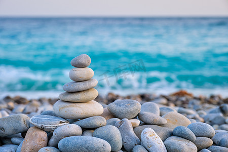平静摄影照片_禅平衡的石头堆在海滩上