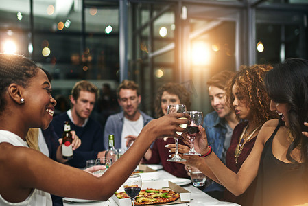 女人酒摄影照片_亲友聚会举酒庆贺，年夜宴宴席，欢聚联谊。