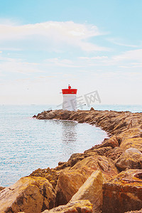 灯塔大海摄影照片_海岸线、石头和灯塔。