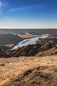 哈萨克斯坦阿拉木图地区岩石峡谷的伊犁河景