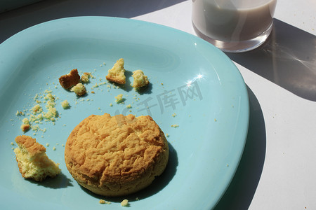 盘子里的饼干和一杯酸奶