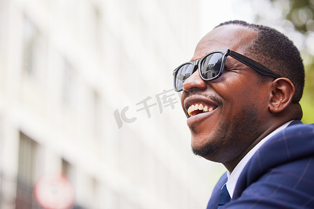黑人男子、面孔和眼镜在城市中为商务旅行、工作通勤或在街上行走而快乐。