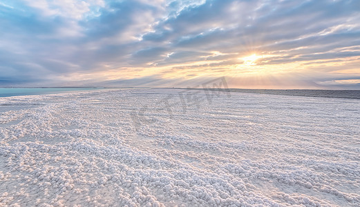 清晨阳光照亮的水晶白色盐滩，死海的海水小水坑 — 世界上盐度最高的湖