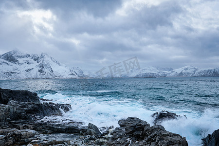 挪威罗弗敦群岛岩石海岸的挪威海浪