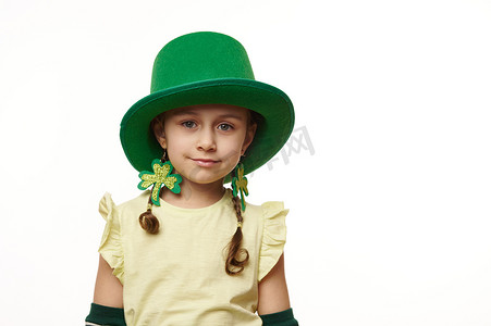 身着圣帕特里克狂欢节服装、面带微笑的爱尔兰小妖精女童特写，与白色隔离