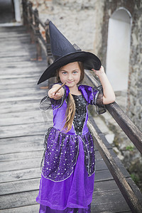 城堡桥上的年轻女巫用魔杖召唤