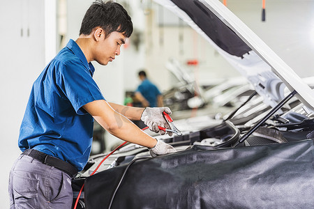 亚洲机械师在维护 se 中检查和修理汽车