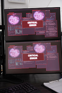 带有多个显示器的空数据室显示黑客攻击警报