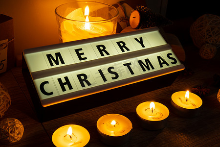 四支蜡烛，带降临节日历灯箱，带文本 MERRY CHRISTMAS 传统燃烧圣诞蜡蜡烛，带数字为圣诞节倒计时。
