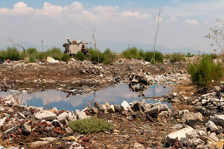 被塑料垃圾污染的河流。