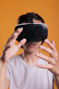 戴着 VR 耳机的游戏玩家探索元宇宙近景