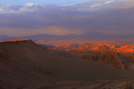 月亮山谷摄影照片_日落时的月亮谷，智利阿塔卡马沙漠戏剧性景观