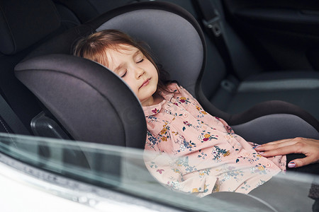 睡在车内的可爱小女孩。