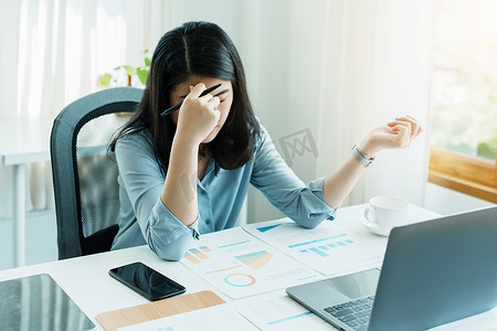 中小企业主、使用计算机和财务报表的女性对扩大市场以提高投资业务能力的焦虑表达