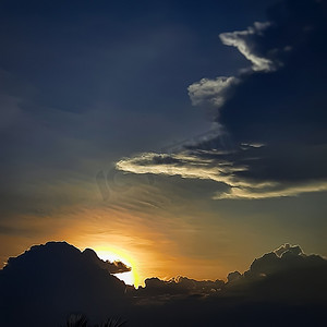 云纹摄影照片_夕阳美景，夕阳前龙似龙，云纹观景大开眼界，最佳想象背景