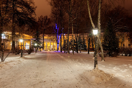 冬天有落雪的夜公园。