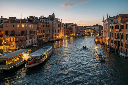 威尼斯大运河的夜景，蓝天上闪烁着光芒。