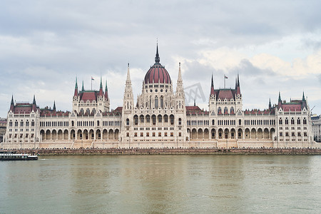 匈牙利布达佩斯 — 2023年2月10日：匈牙利布达佩斯多瑙河畔的匈牙利议会大厦