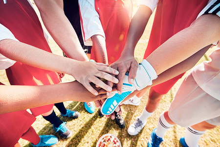 手、团队和足球支持、信任和协作，以实现户外运动的多样性。
