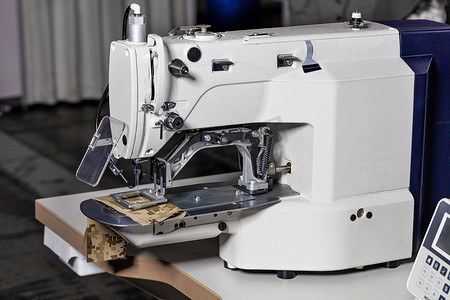专业缝纫机，包边和缝纫设备，特写。