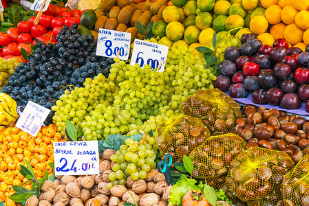 山楂果实摄影照片_水果和坚果在市场上