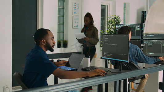 使用膝上型计算机的非裔美国人的开发商写代码和显示系统信息